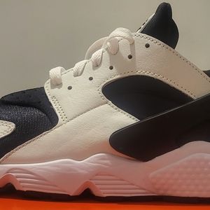 Brand new black and white nike huarache